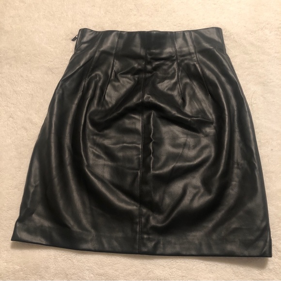 Faux Leather Miniskirt. Perfect condition. XS. Black - Picture 4 of 4
